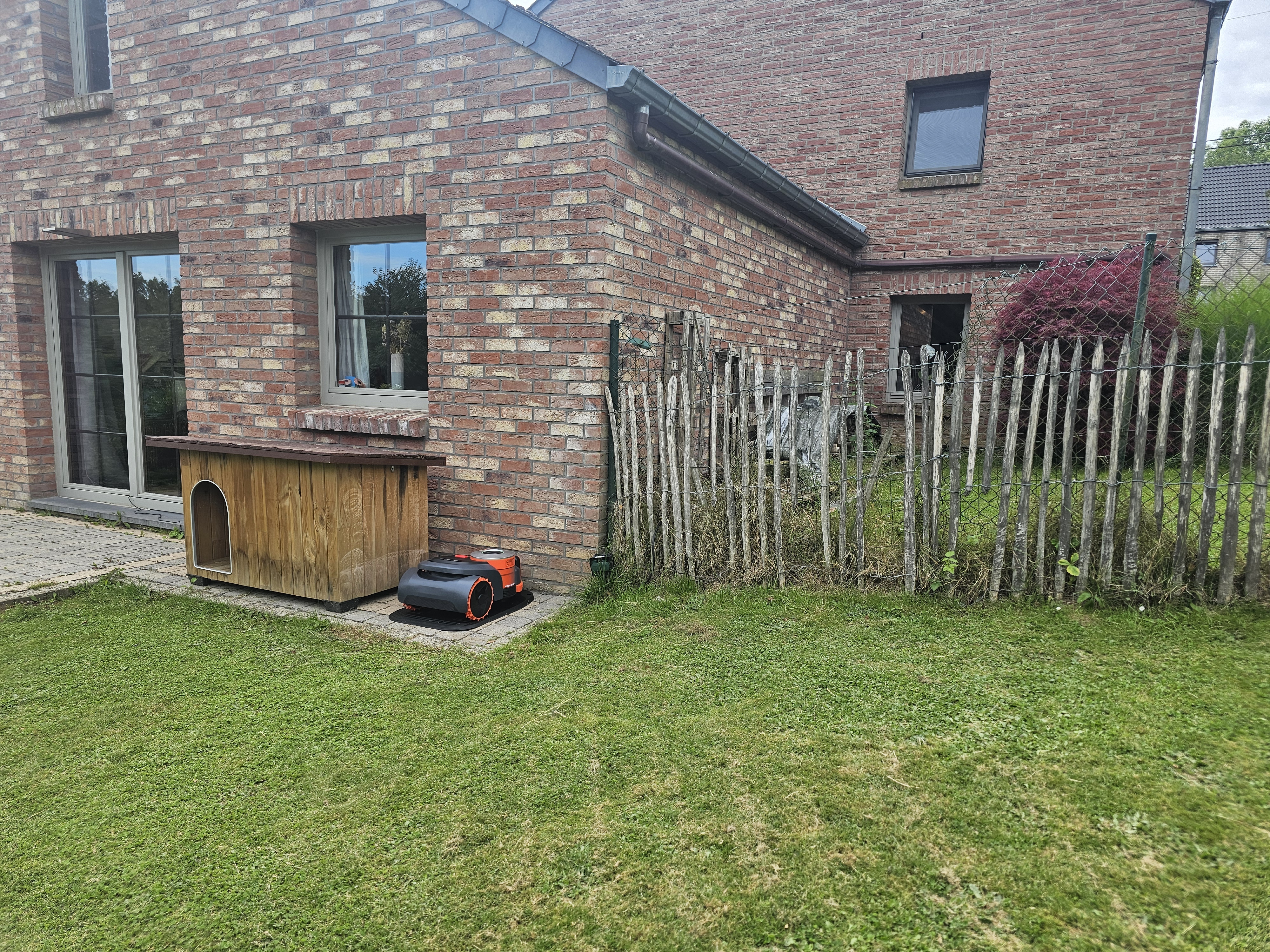 H215 - freely placed close to house