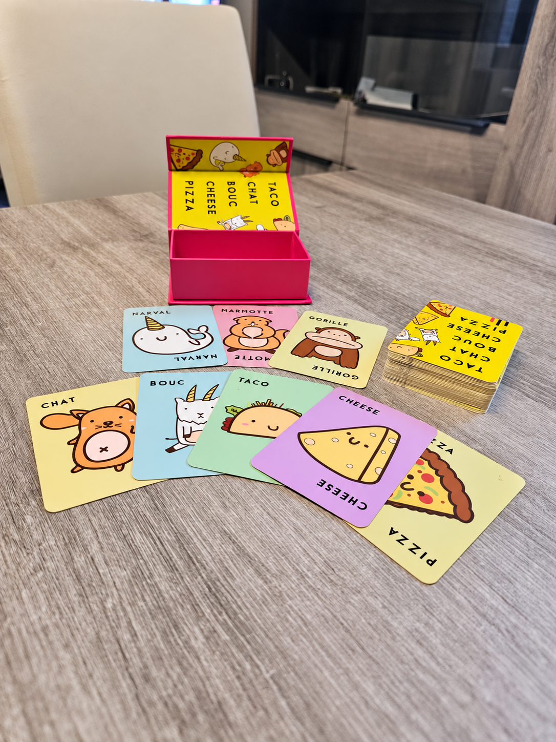 Les cartes et la boîte ouverte de Taco Chat Bouc Cheese Pizza sur la table.